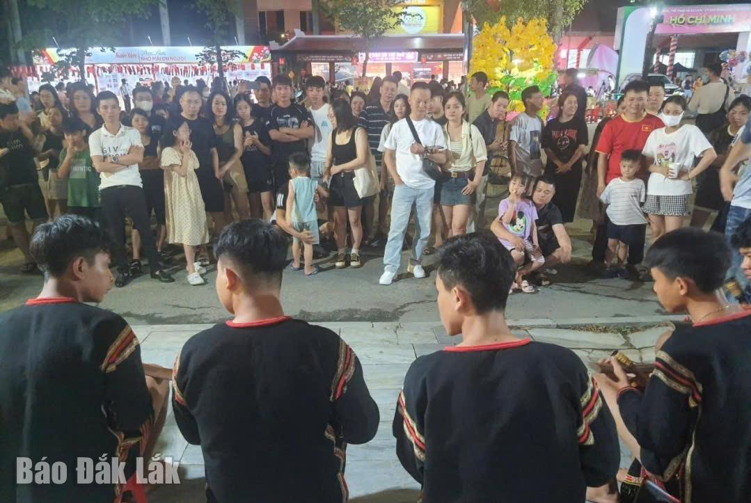 Du khách thưởng thức tiết mục trình tấu chiêng do các nghệ nhân tỉnh Đắk Lắk biểu diễn trong khuôn khổ triển lãm. 